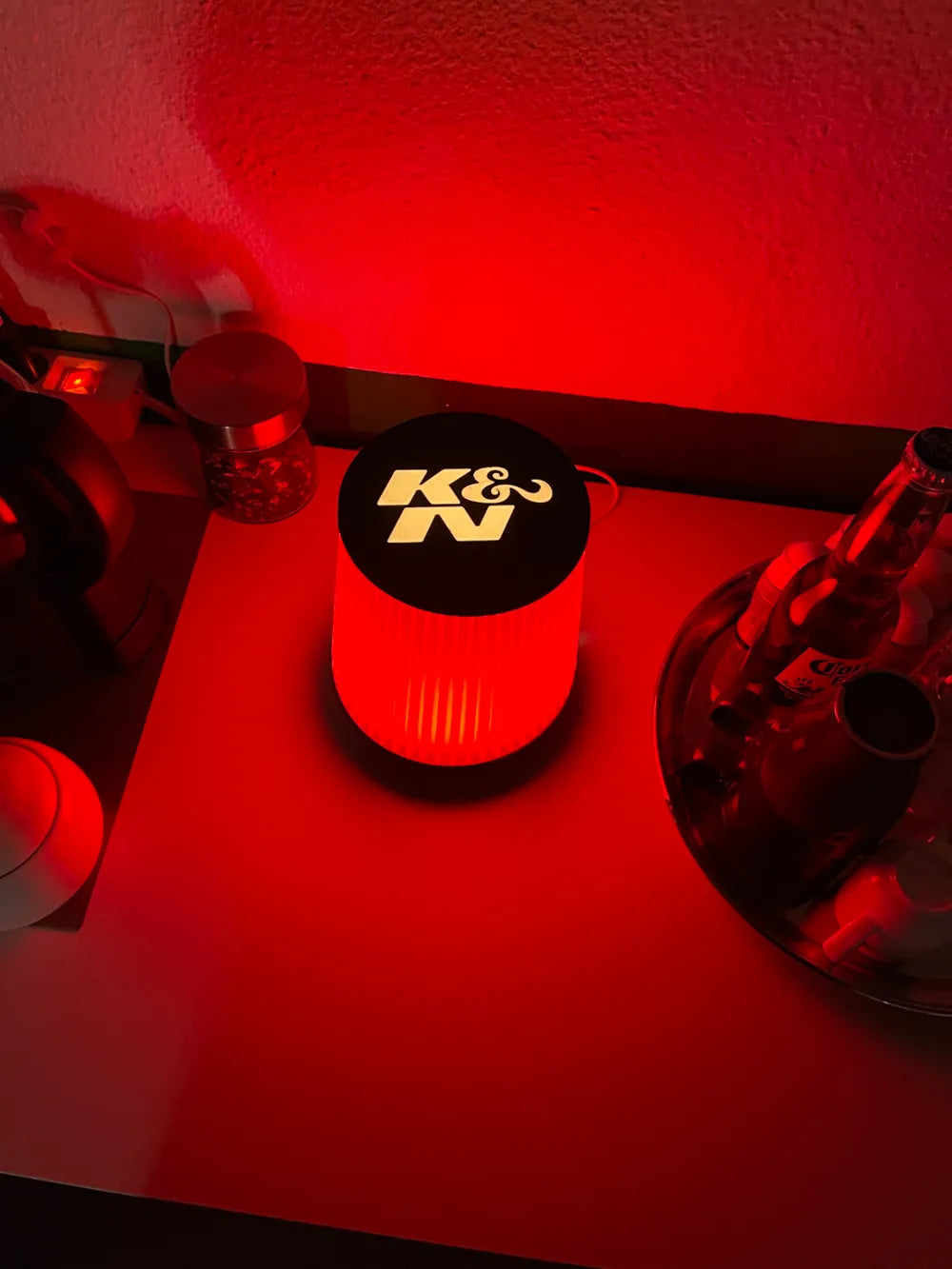 K&N Filtre Tasarımlı LED Masa Lambası – Otomobil Tutkunlarına Özel Dekoratif Işık