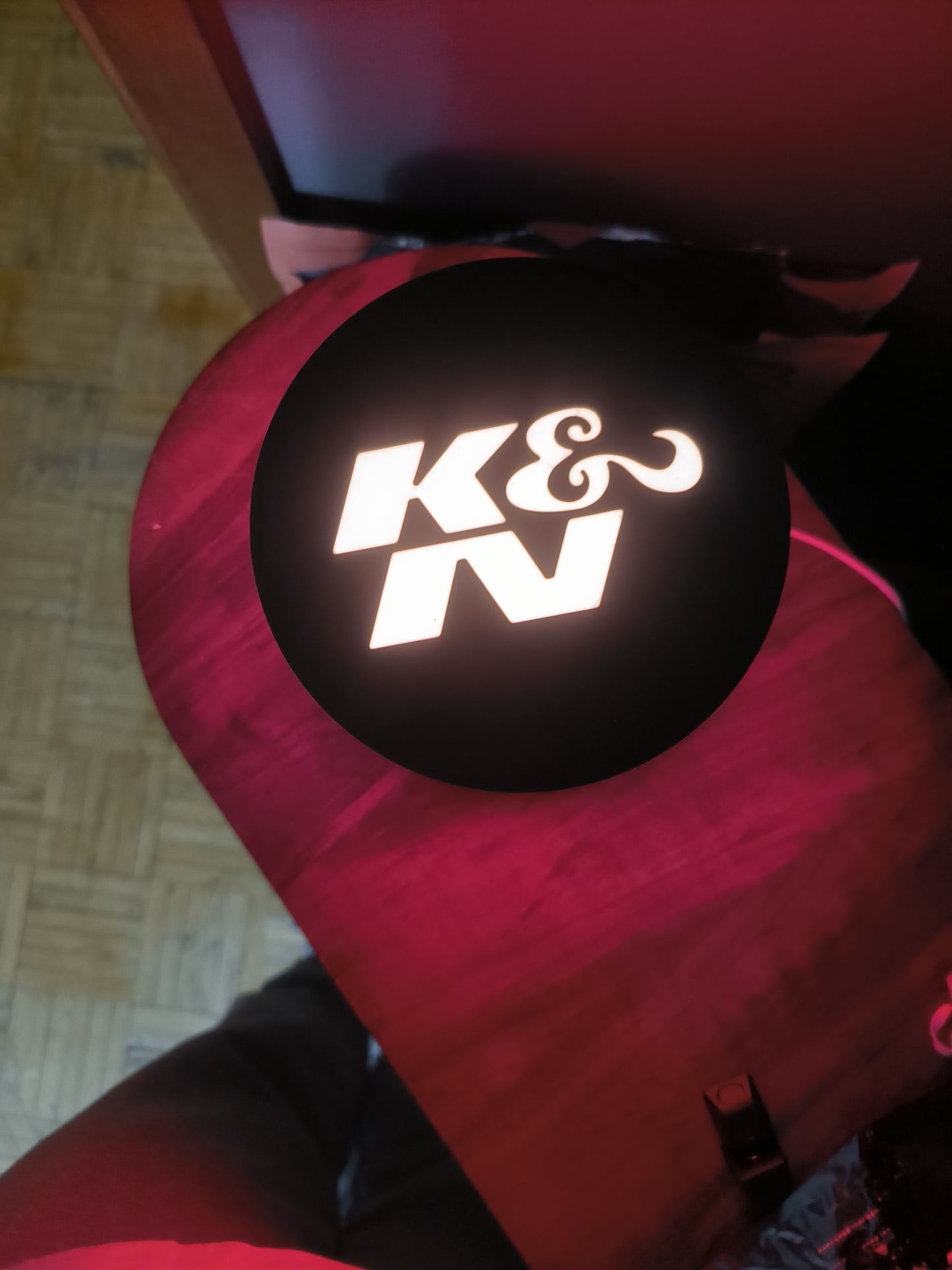 K&N Filtre Tasarımlı LED Masa Lambası – Otomobil Tutkunlarına Özel Dekoratif Işık