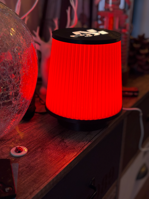 K&N Filtre Tasarımlı LED Masa Lambası – Otomobil Tutkunlarına Özel Dekoratif Işık