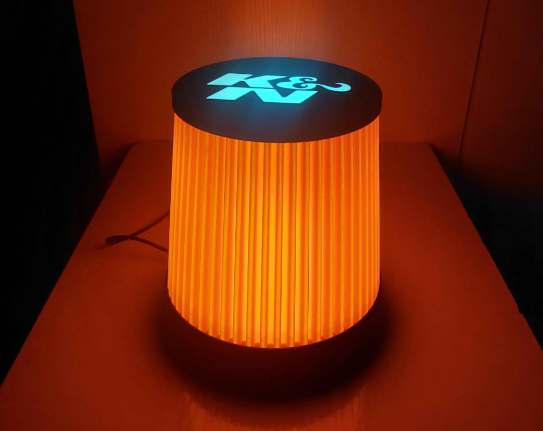 K&N Filtre Tasarımlı LED Masa Lambası – Otomobil Tutkunlarına Özel Dekoratif Işık