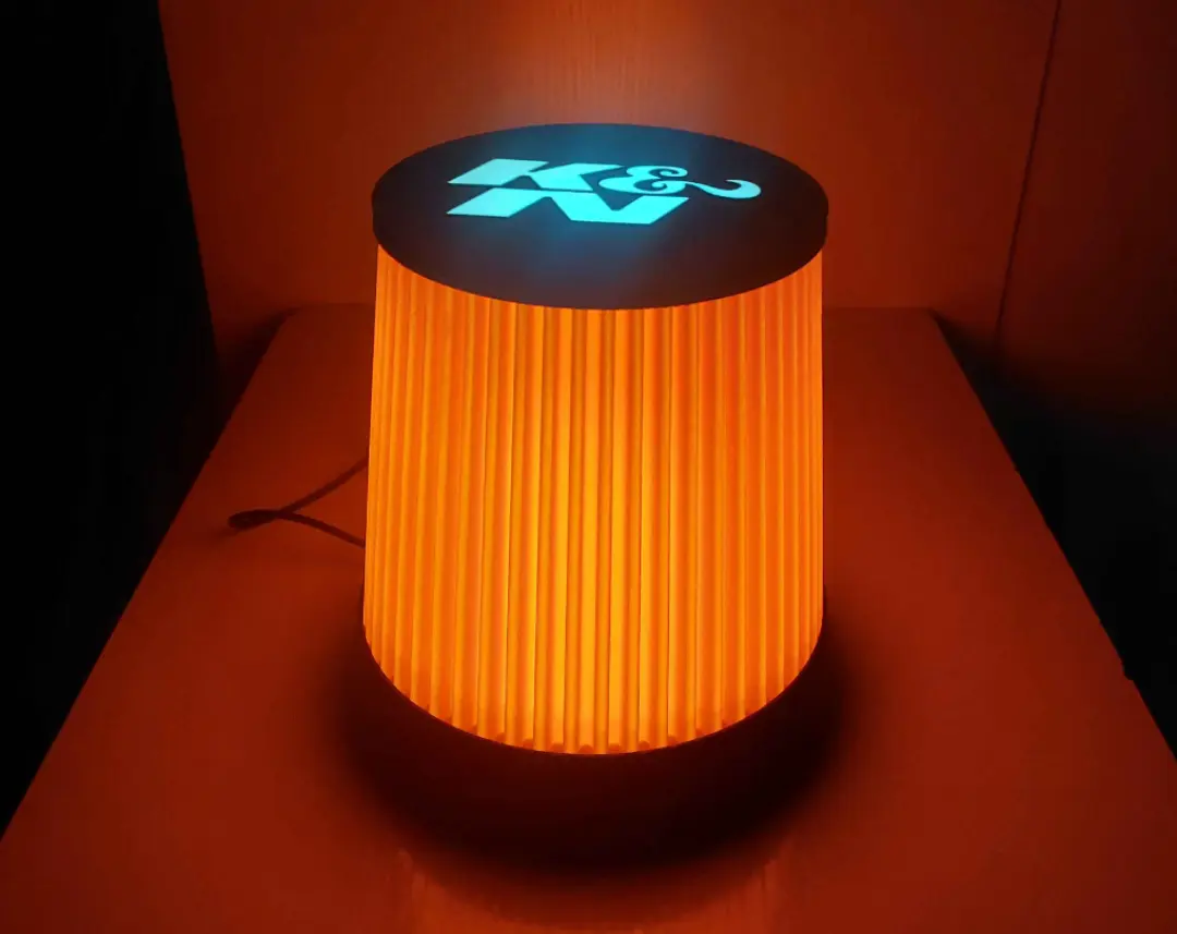 K&N Filtre Tasarımlı LED Masa Lambası – Otomobil Tutkunlarına Özel Dekoratif Işık Drive To Millions